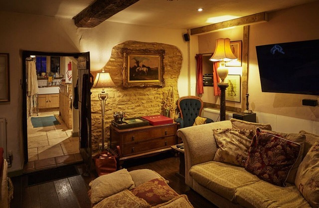 Village Centre Location Traditional Farm Manor House w Hot Tub