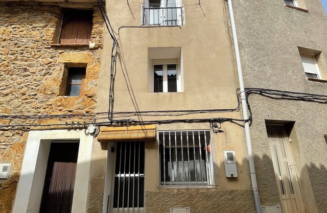 Village House in Sierra Engarcerán – Peaceful Retreat