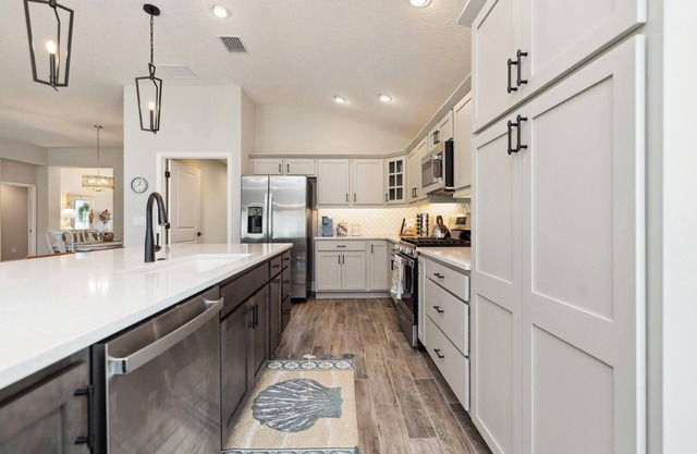 Villager's Luxe Retreat: New 3 Bdrm/2 bath + Office + Golf Cart + Grill