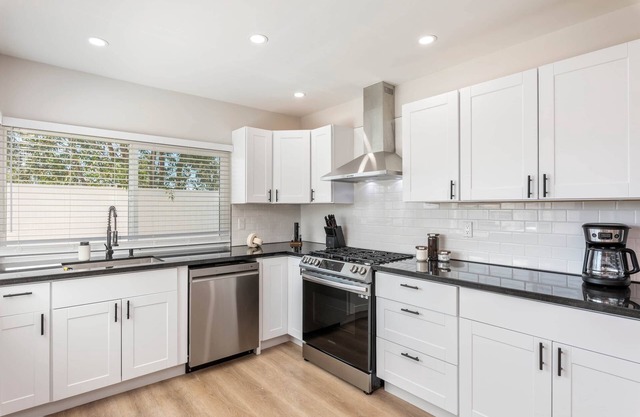 Vineyard Chic Oasis: Modern Elegance near Temecula Wineries
