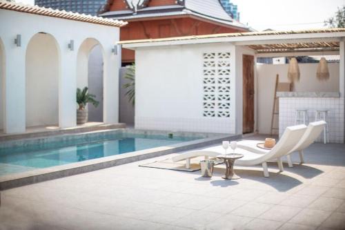 Vino Vibe by the artist's Pool Cicada Speedy wifi