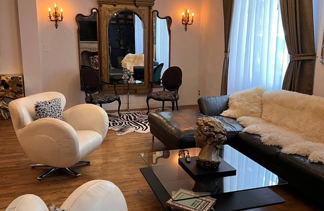 Vintage 4-bedroom condo in Recoleta, Buenos Aires. Safe neighborhood