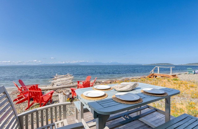 Vintage Beach House by AvantStay | Waterfront Home