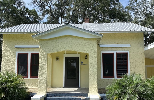 Vintage Bungalow on Private lot 5 mins St Johns River