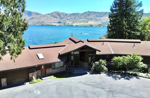 Vintage Charm: Spacious, Hot Tub, Dock Access, Pet-Friendly, WiFi, Near Chelan