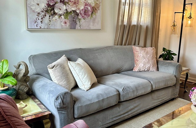 Vintage colorful retreat, near downtown Detroit, 2BR, AC, free private parking