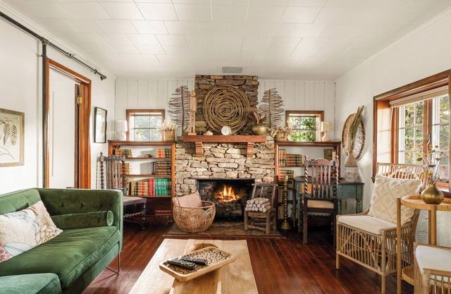 Vintage Cottage Walkable to Downtown Hollister