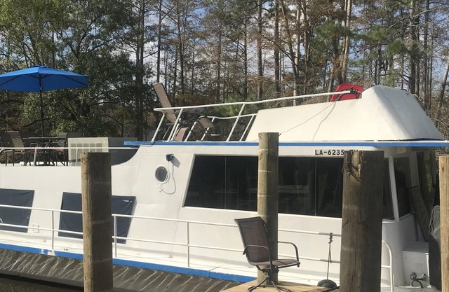 Vintage Houseboat getaway!