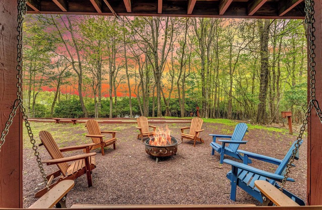 Vintage Keys Lakefront: Autumn Escape w/Lake Access, Firepit, Indoor Pool