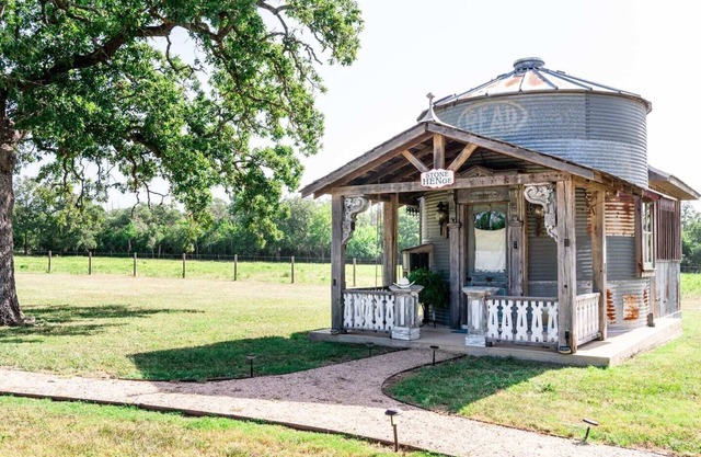 Vintage Silo #2 | 8 Min. to Round Top | Sleeps 2