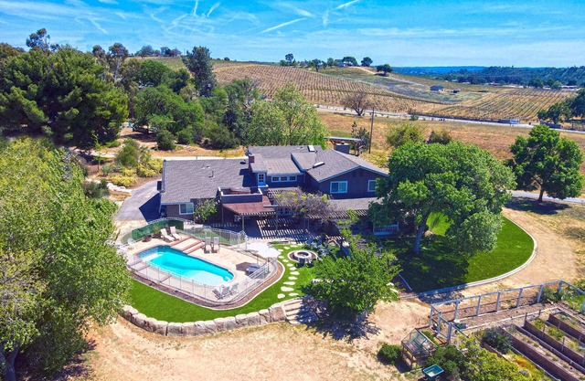 Vinyl Vineyards Farmhouse - Luxurious Vineyard Farmhouse, pool, hot tub, views 4 bed 4 bath