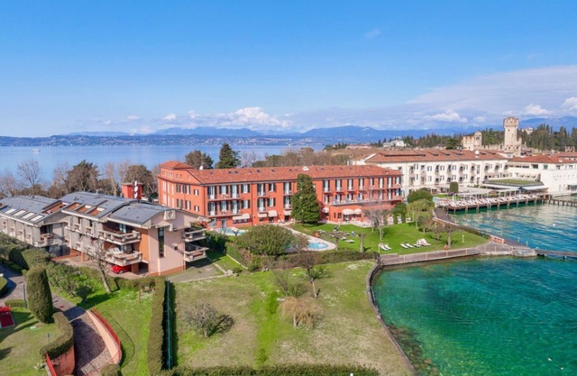 Violet's Nest - lake front