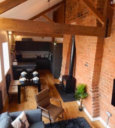 VIP 3BR Grade2 Luxurious Industrial House with WOOD FIRE, Electric blinds and big Cast iron Windows in the heart of the JQ