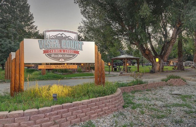 Vista Court Cabins & Lodge