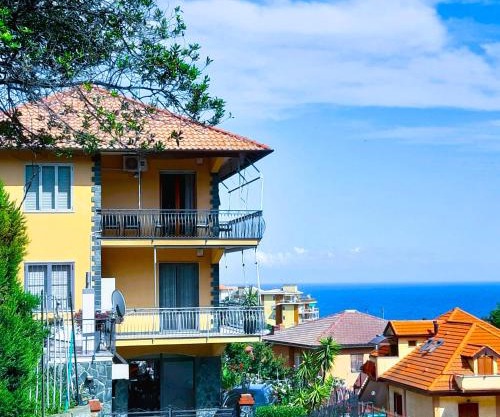 Vista mare tra gli ulivi