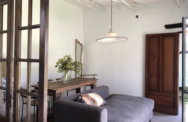 Vive el campo en esta relajante casa construida en un antiguo Haras de caballos