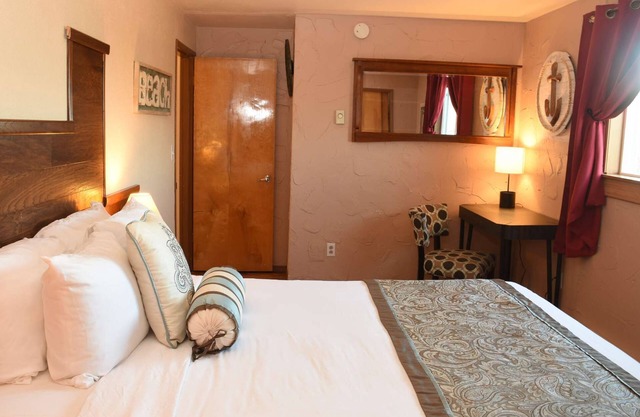 Voyager - 1 Bedroom Suite with 1 King and 1 Queen Bed at Wanderlust Inn, Pet Friendly