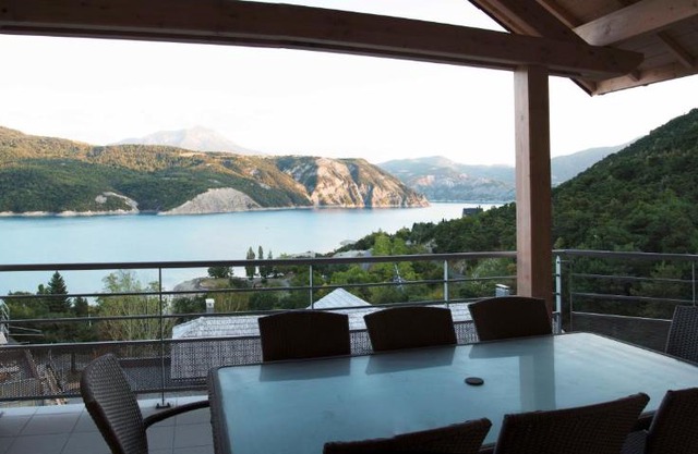 Vue imprenable sur Lac de Serre-Ponçon à Chorges : appt prestige 8 pers