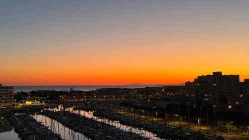 Vue Magique Port & Mer et un Panorama Unique depuis la Chambre