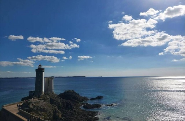 Vue mer Face aux Fêtes Maritimes, Accès Plage