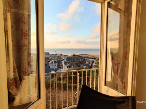 Vue panoramique sur la mer et les falaises