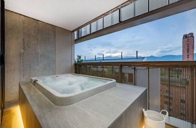Wake 511 · Luxury 1BR Apt with private Balcony & Jacuzzi