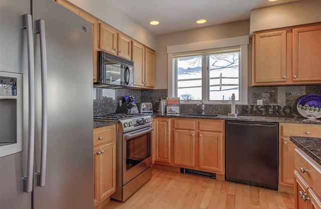 Wake up to views of Bear Mountain! Steps to trails!