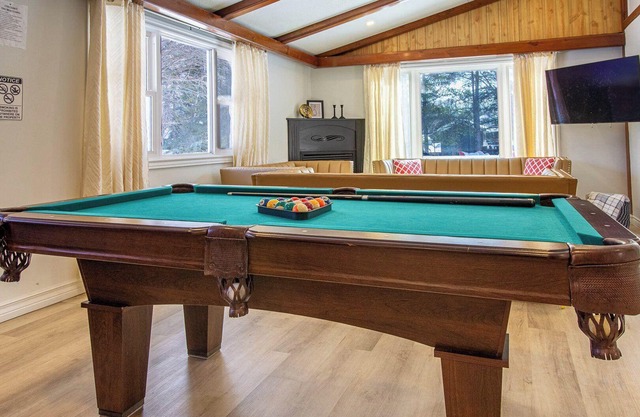 Walden Stays - Lakeside 3BR w/WiFi, A/C, DW, Games Rm & Hot Tub!