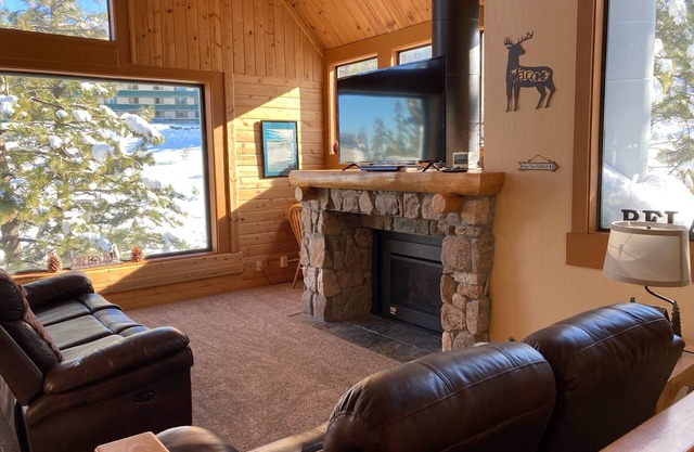 Walk 1,000 ft to the slopes & soak in hot tub afterwards!