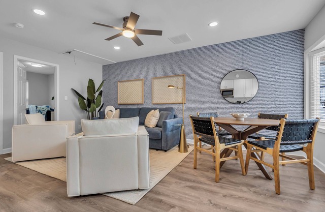 Walk 2 Beach with Towels & Linens, Coffee, BBQ Grill and AC