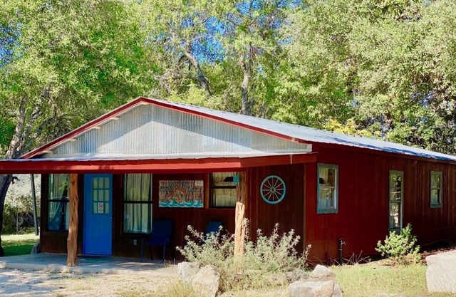Walk 2 Frio River & Entertainment, Cool Cabana, Wifi, Large Kitchen, Concan!