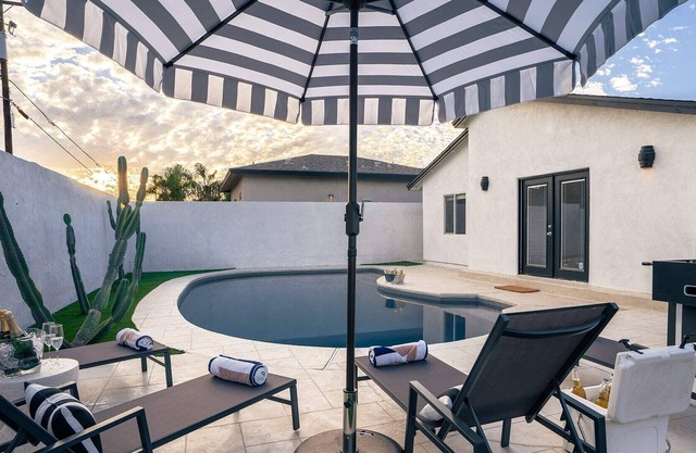 Walk 2 Old Town Scottsdale Heated Pool & Games