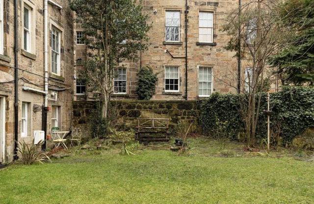 Walk anywhere from this cosy central flat