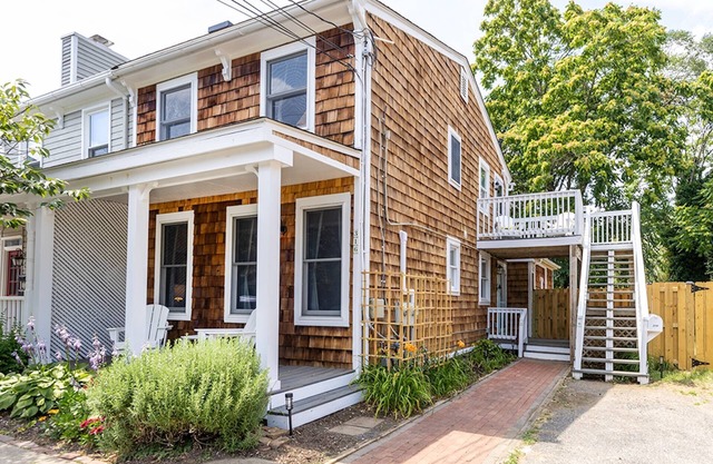 Walk everywhere in Annapolis from 1st floor dog-friendly apartment with parking and backyard