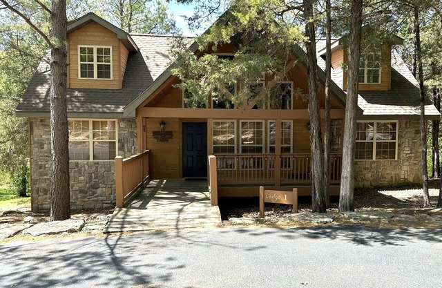 Walk-in! Lodge #1 StoneBridge- Accessible, Rustic 4 Beds/4 Bath Master Suites