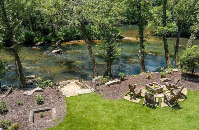 Walk out to the Toccoa- Luxury Riverfront. Hot tub