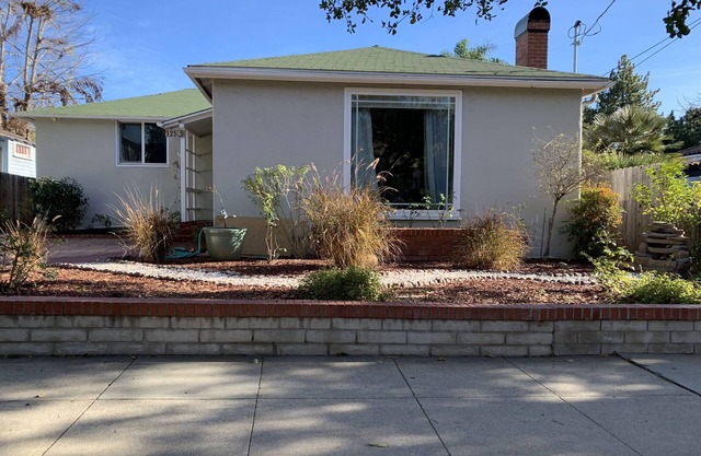 Walk to All ☀️ Spacious HOUSE 🏠 w/Yard & Parking ❤️