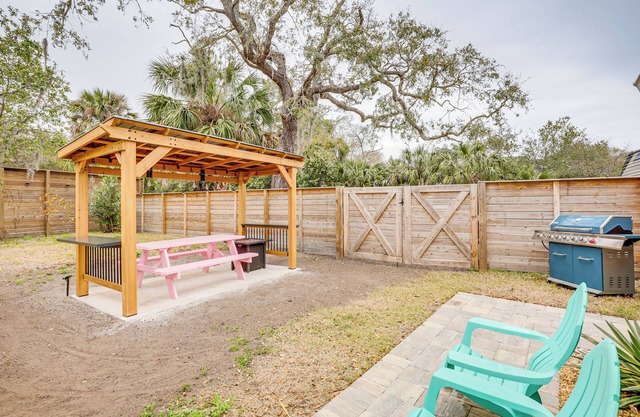 Walk to Beach: Getaway w/Fire Pit in St Augustine