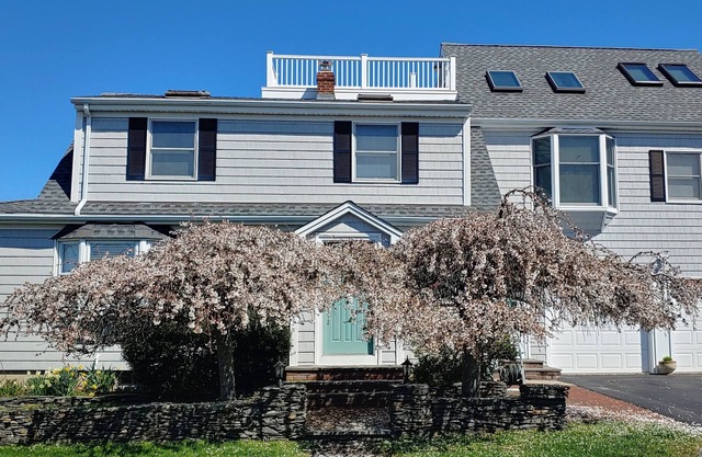 Walk to beach, Huge deck off spacious new kitchen, roof-deck, king master