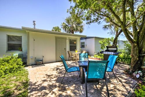 Walk to Beach New Smyrna Beach Abode with BBQ!