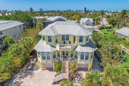 Walk to Beach PoolHot Tub Game Room Captiva 5BDR Coco Mango by AvantStay