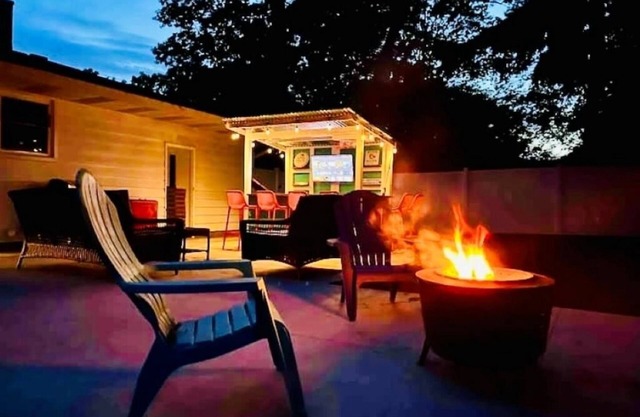 Walk to Beach, Tiki Bar, King Beds, Sleeps 6