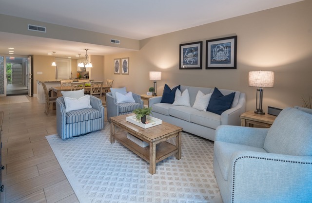 Walk to Beach Club, Pet Friendly, Open Plan and Golf View