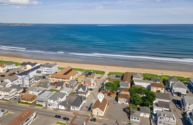 Walk to Beach and Pier in Old Orchard Beach