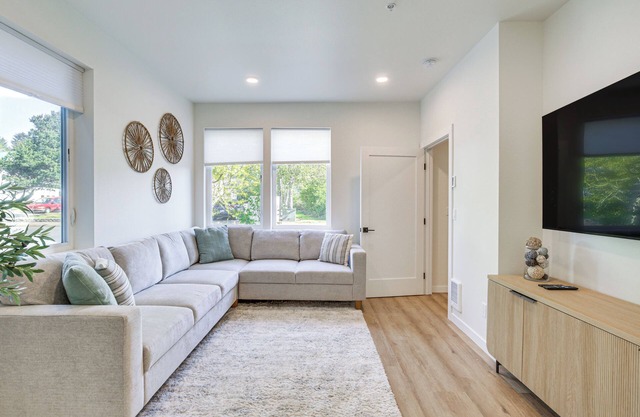 Walk to Beaches: 'Siletz Bay Bliss' Townhome