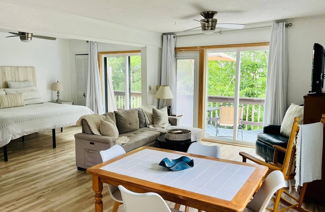 Walk to Biking Trails! Pet Friendly! Hike & Wine!