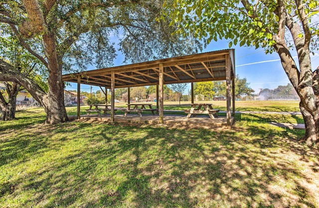 Walk to Cedar Creek Reservoir: Home w/Fire Pit!