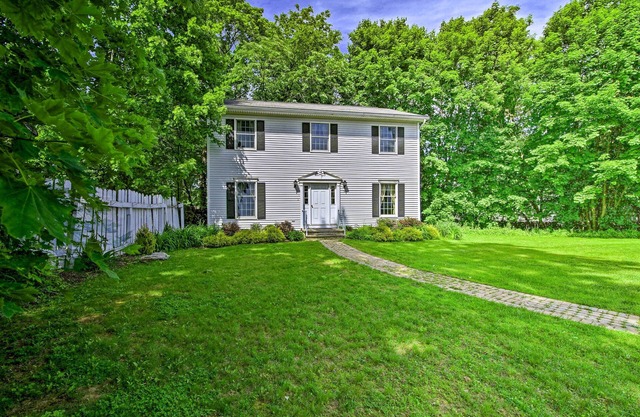 Walk to Dining: Downtown Lenox Guest House!