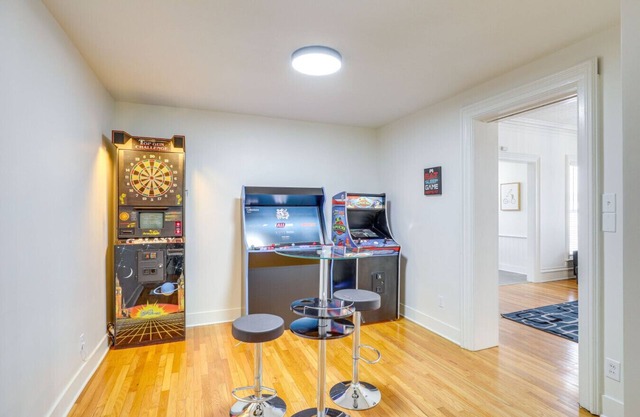 Walk to Downtown Blair Game Room + Fire Place Pet Friendly