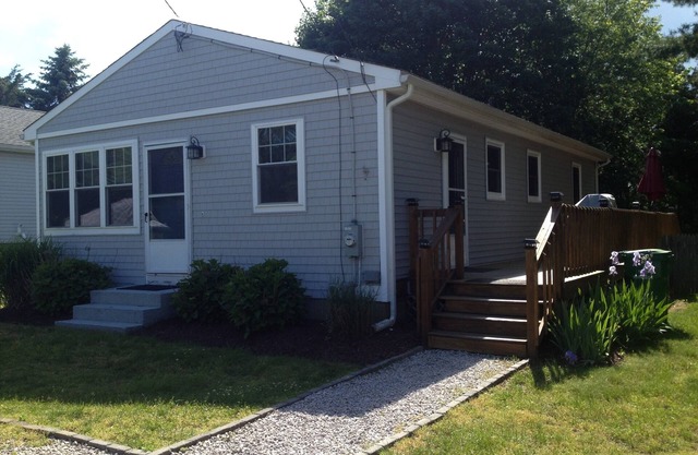 Walk to Greenhill Pond from this three bedroom charming ranch. Includes assoca